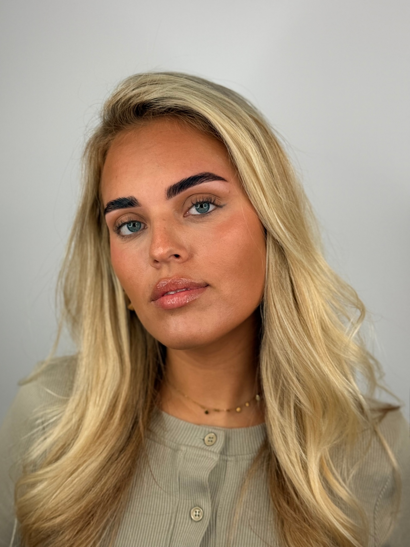 Brow lamination resultaat bij HolyShe – volle, gestroomlijnde wenkbrauwen