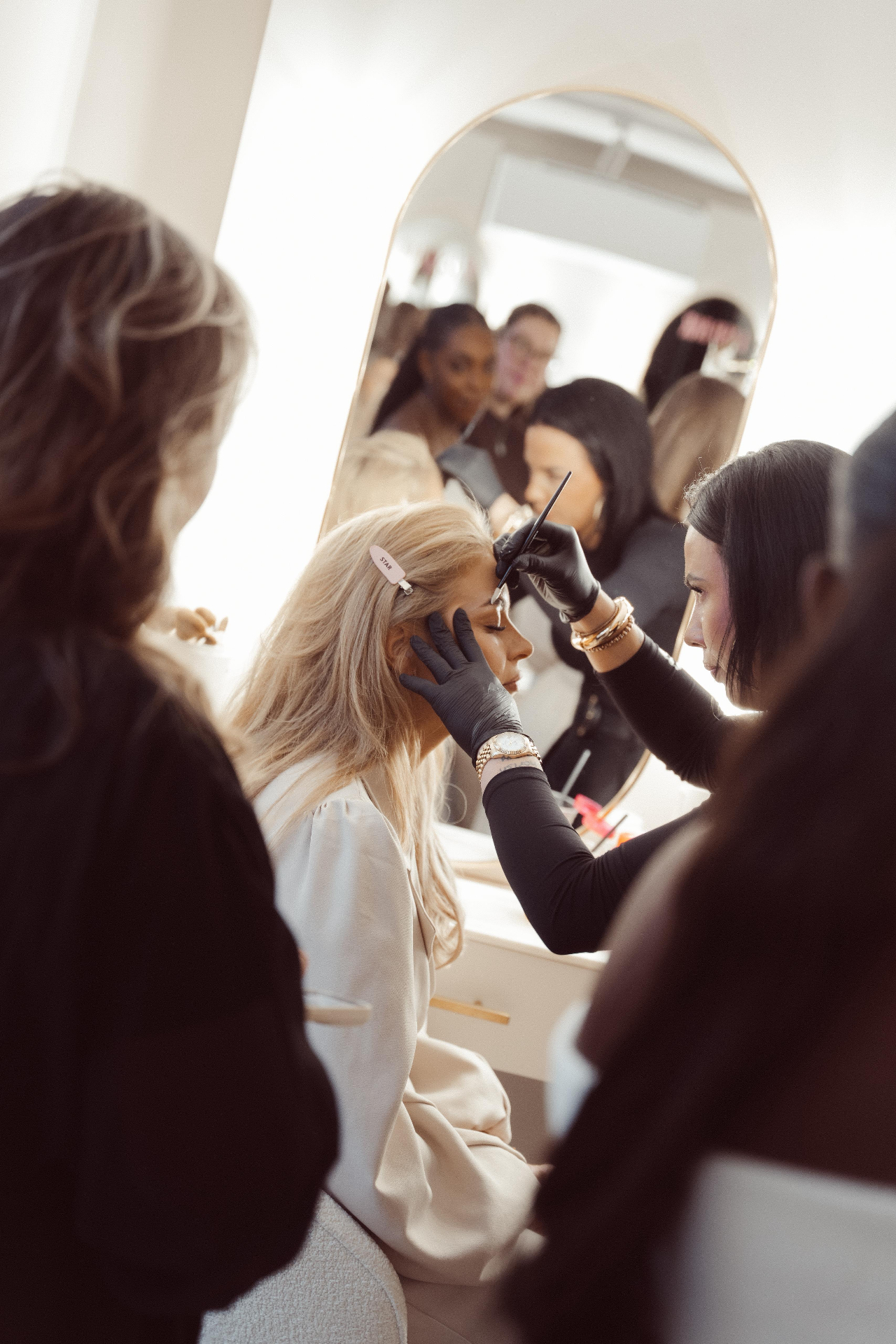 Laura behandelt een klant - brow styling in actie