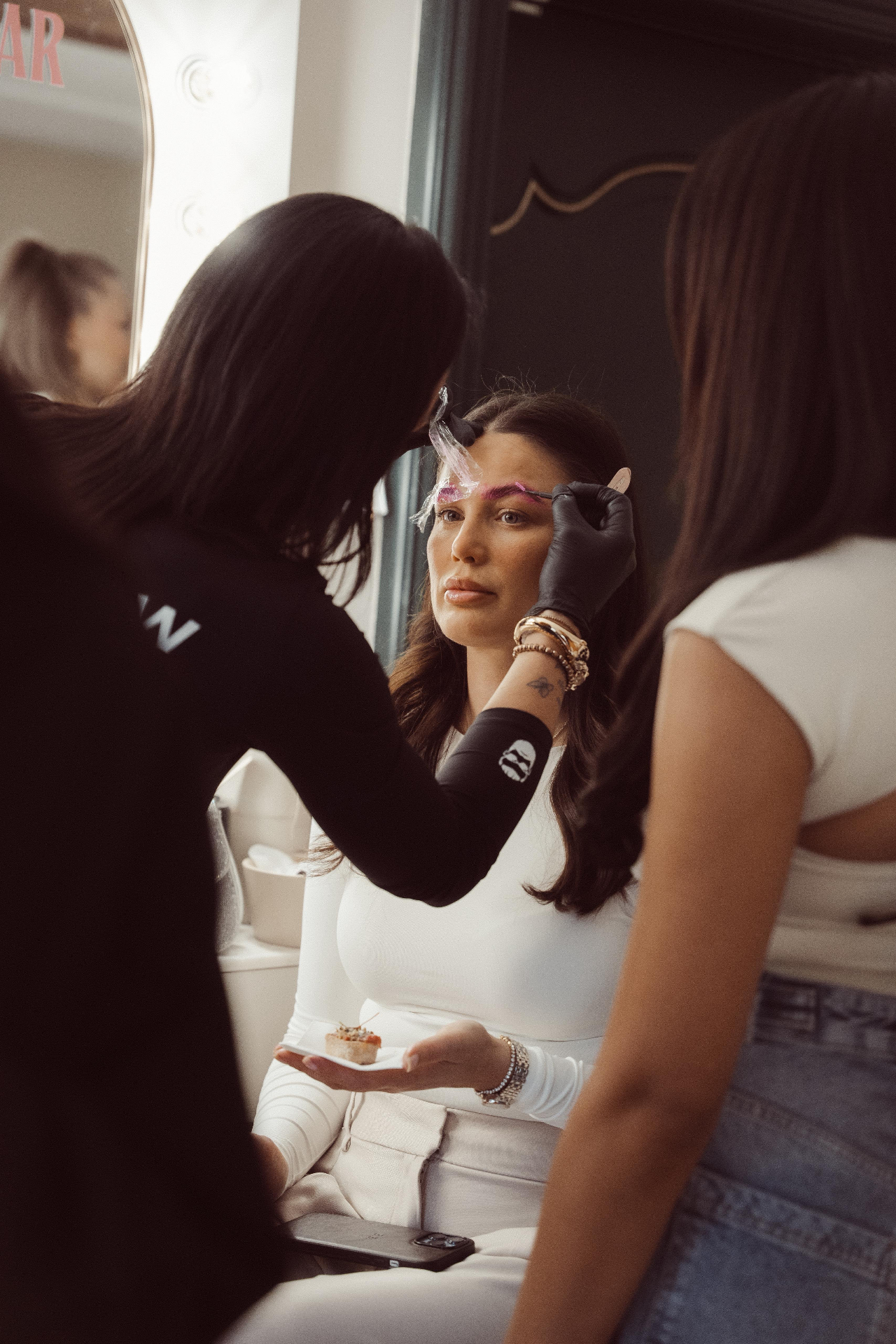 Laura aan het werk - precisie brow behandeling