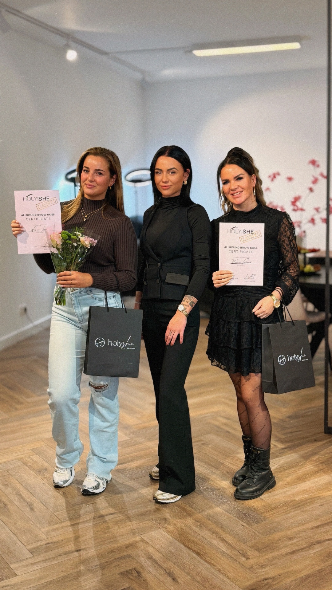Cursisten ontvangen hun BrowBo$ certificaat na afronding van de HolyShe training
